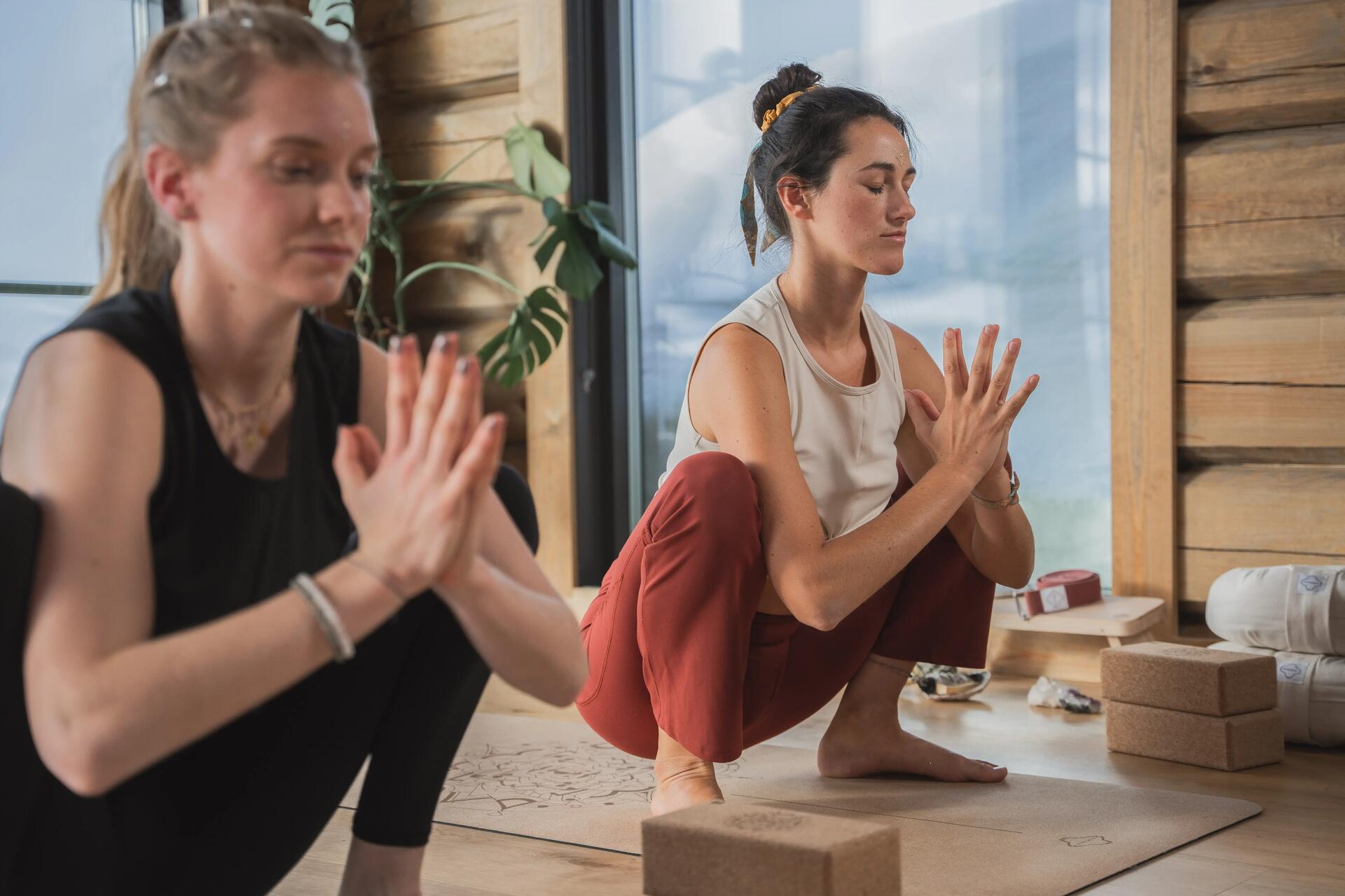 femmes méditant sur un tapis de yoga
