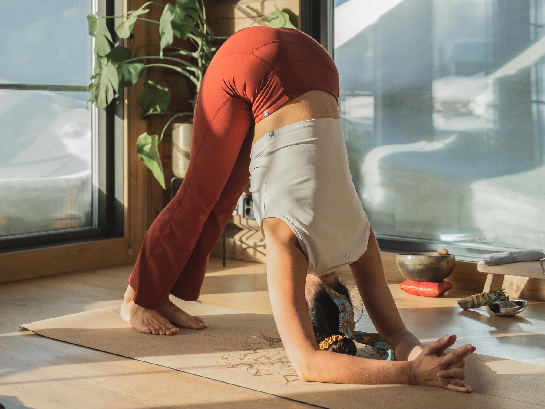 Mujer haciendo yoga