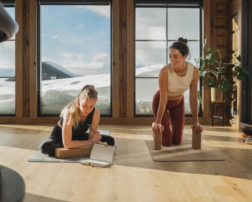 un homme et une femme en randonnée à neige