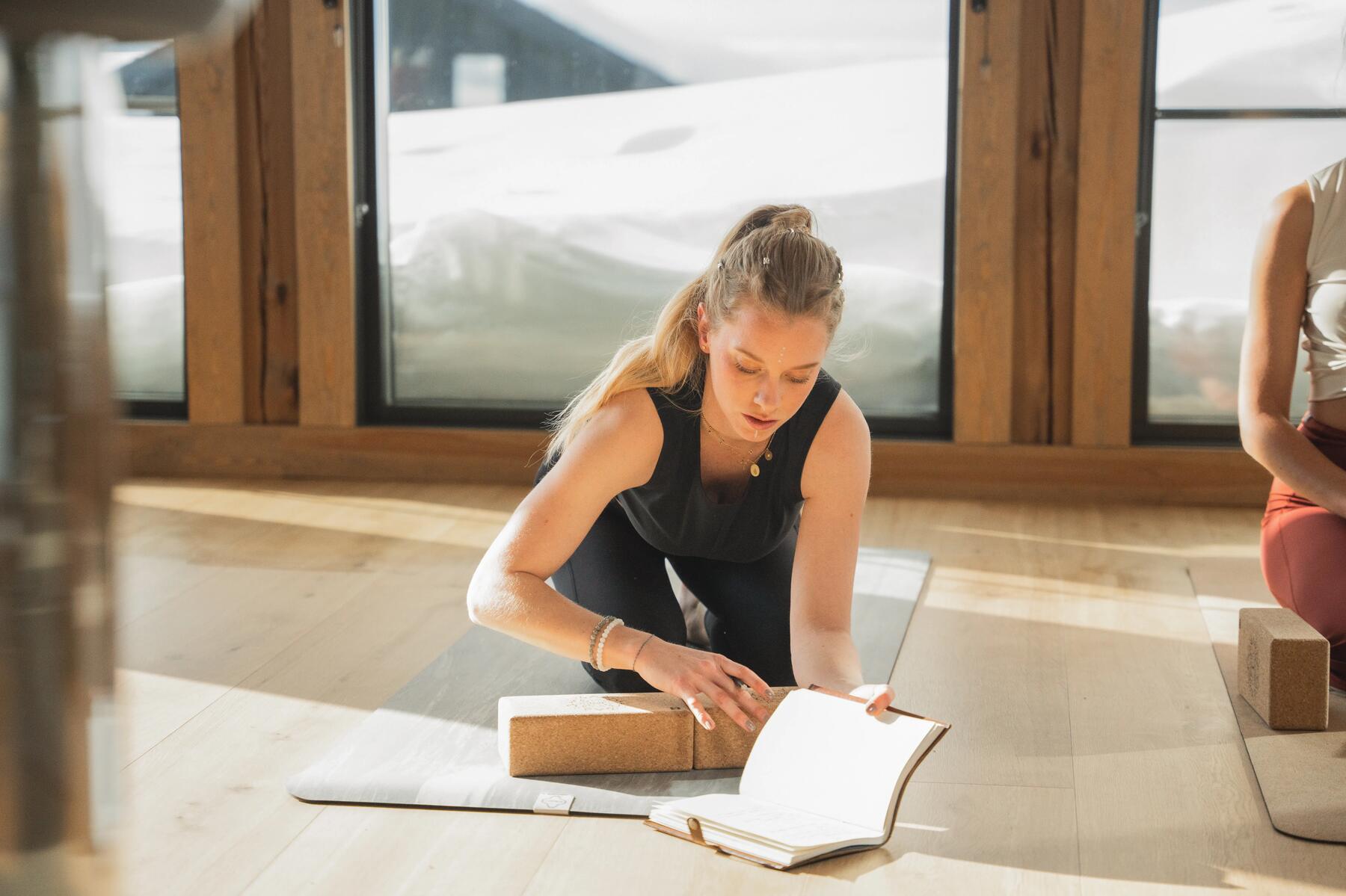 femme sur un tapis de yoga 