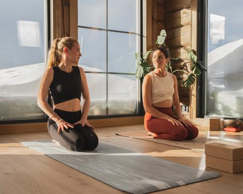 Erfahre wie dir Yoga bei Regelschmerzen helfen kann und welche Übungen sich dabei am besten eignen!