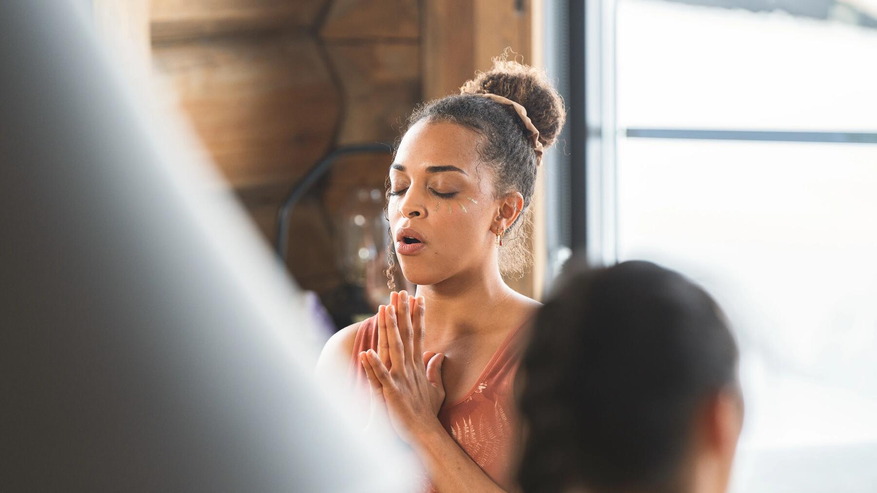 deux femmes en train de méditer