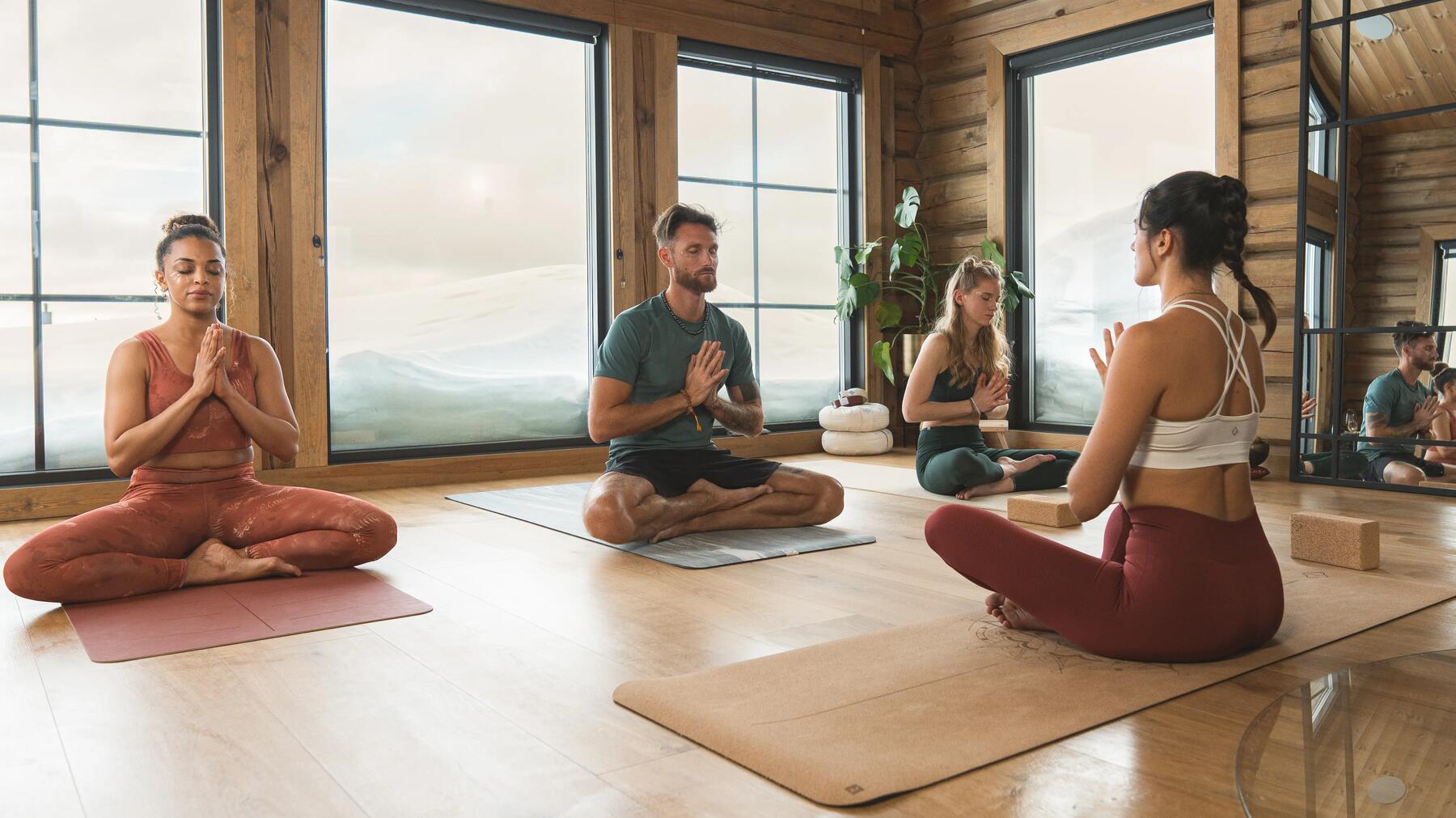 femme et homme en train de méditer