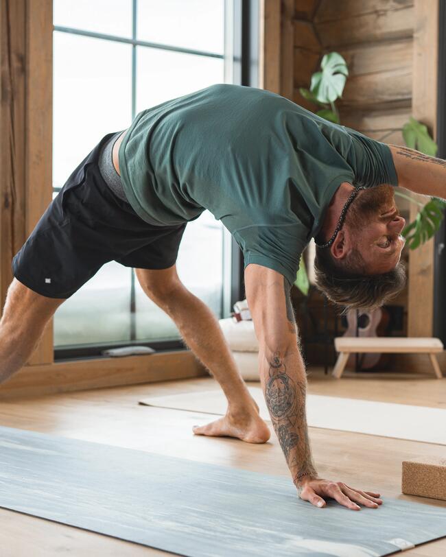 Ein Mann macht Yoga.