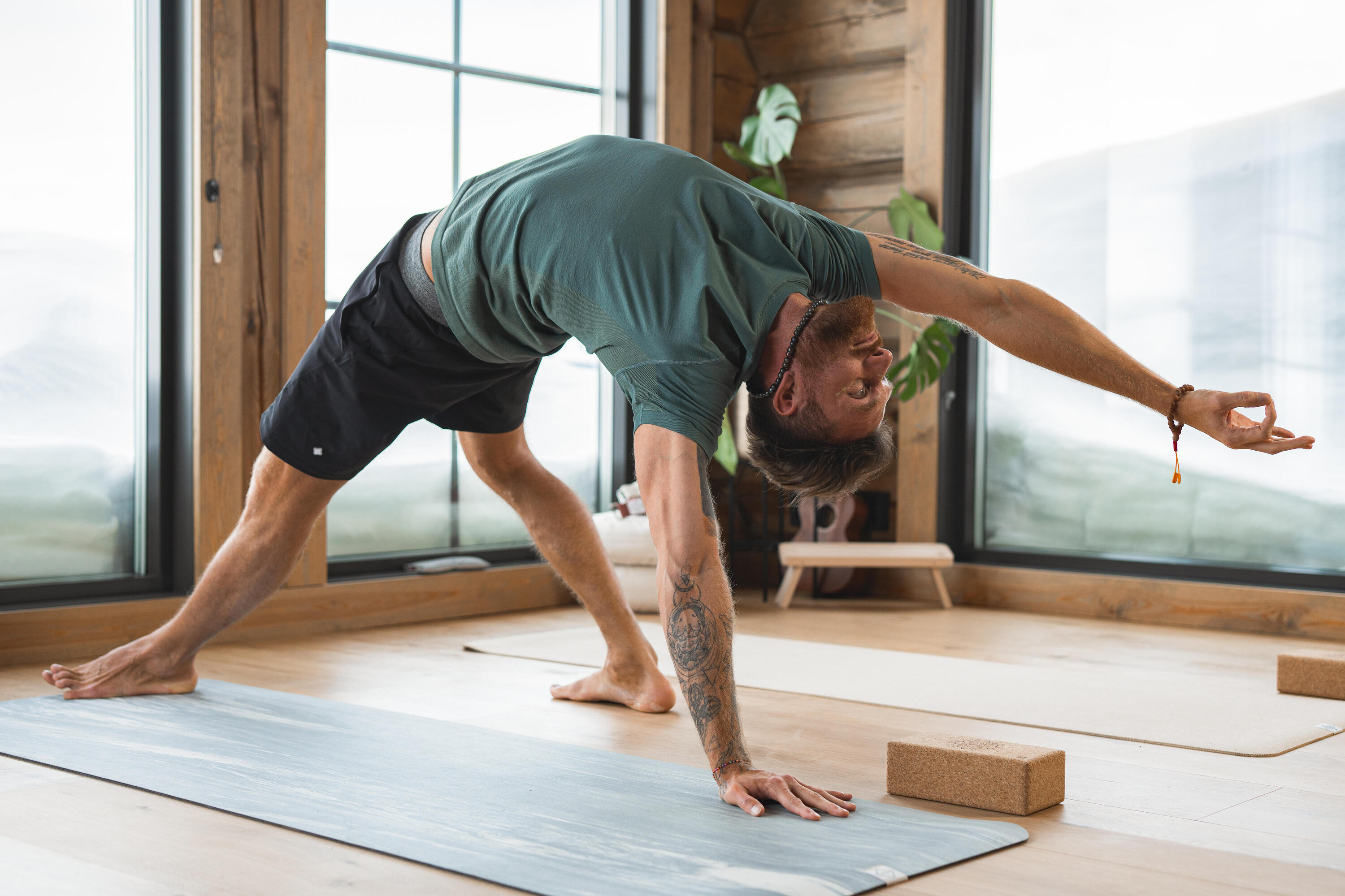 Shorts Herren dynamisches Yoga leicht - schwarz  8/9