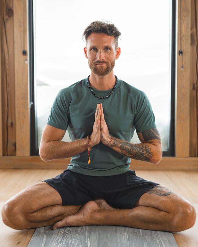 Ein Mann macht Yoga.