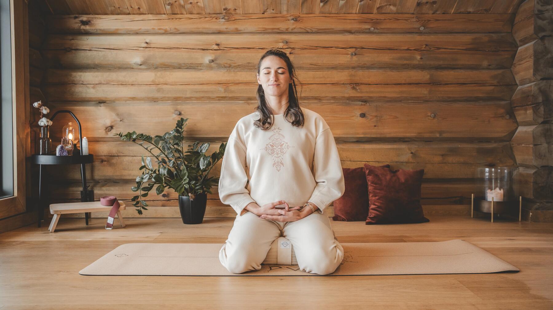Frau in weißer Bekleidung praktiziert Pranayama Atemübungen im Kundalini Yoga