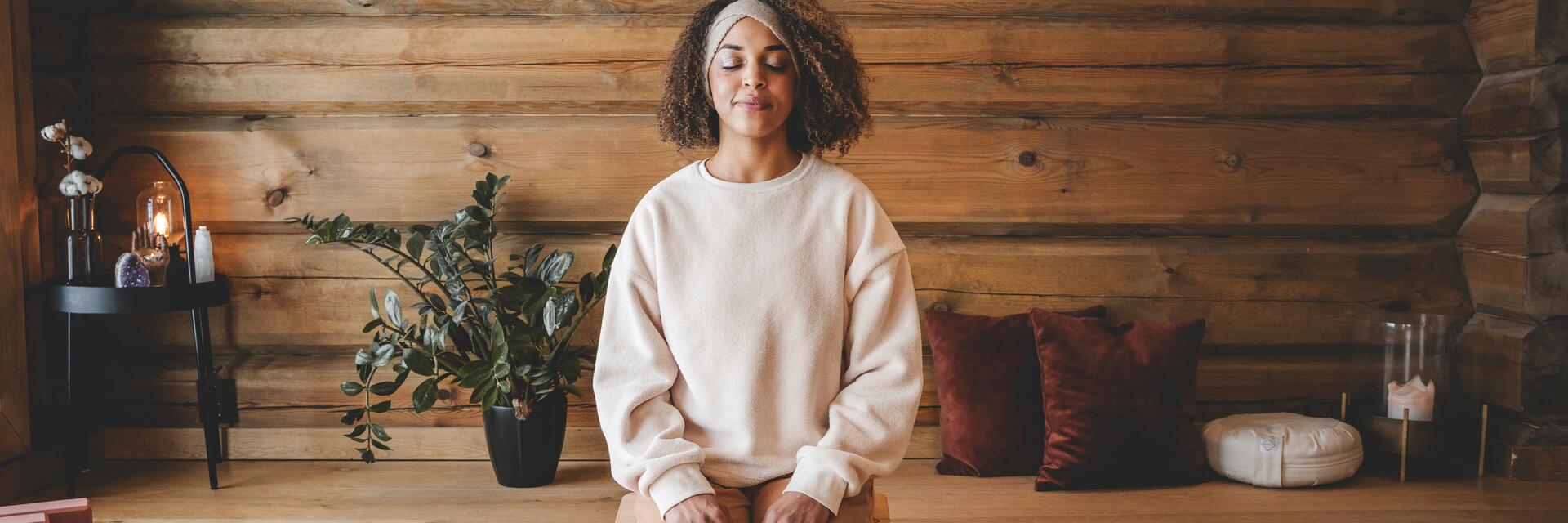 Kobieta medytująca w wygodnej odzieży z aplikacją do medytacji i relaksu