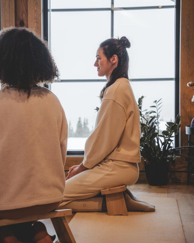 Eine Frau macht Yoga.