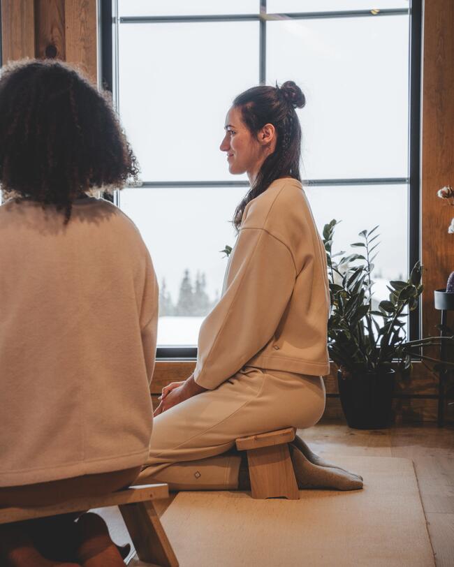 Eine Frau macht Yoga.