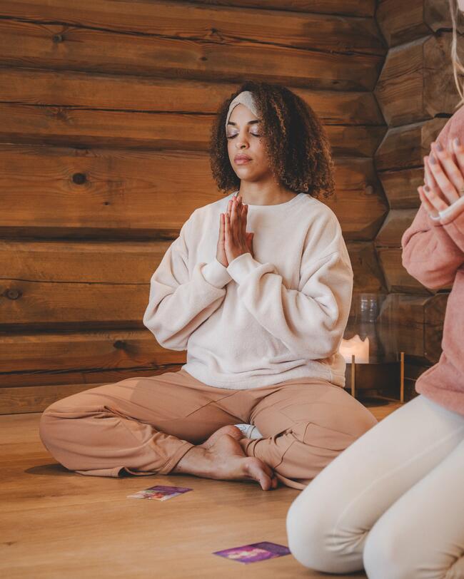 Eine Frau macht Yoga.