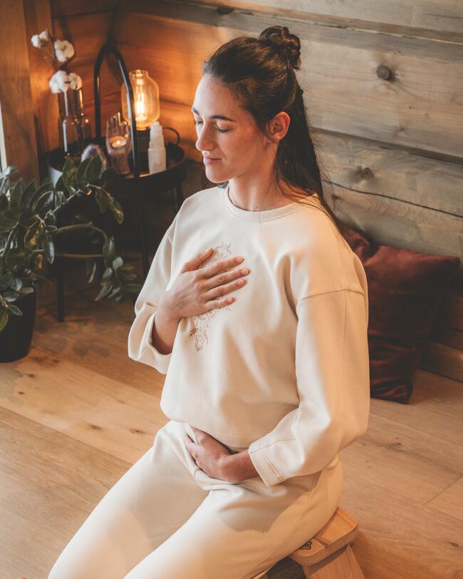 Eine Frau macht Yoga.