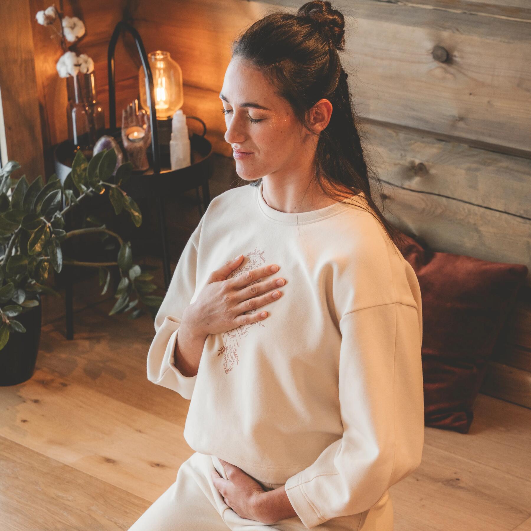 Kobieta w odzieży sportowej praktykująca medytację z aplikacją do medytacji