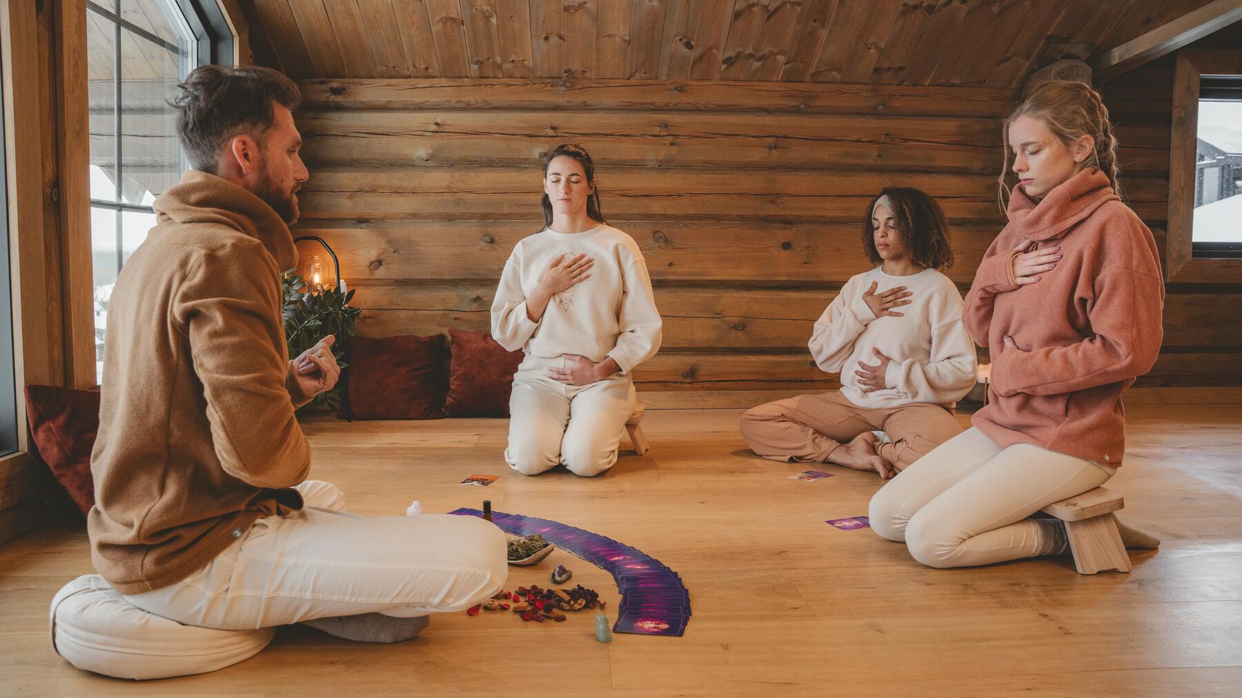 Gruppe von Menschen übt Tantra Yoga Pranayama Atemübungen im Yogastudio