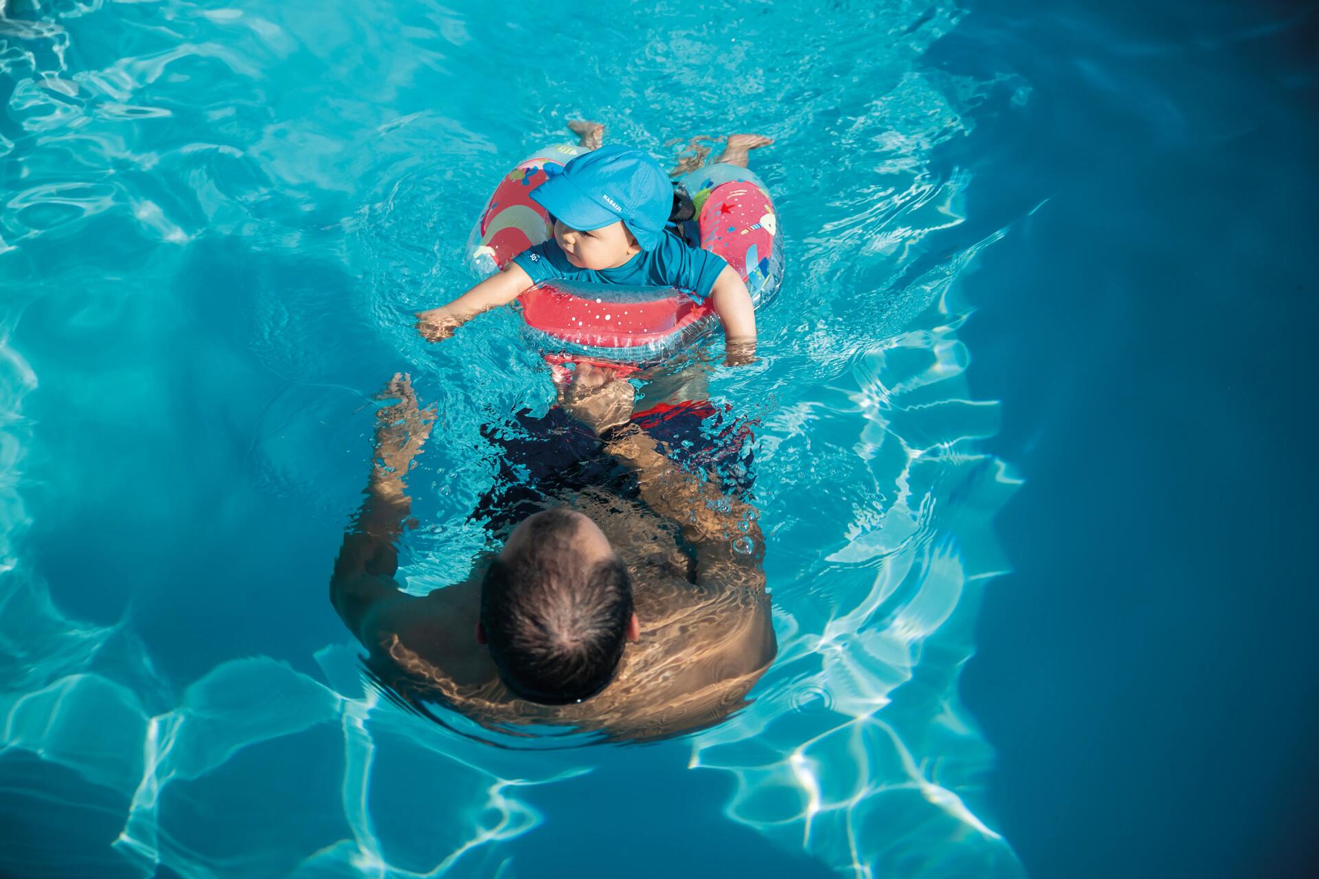 bébé dans une piscine avec sa maman