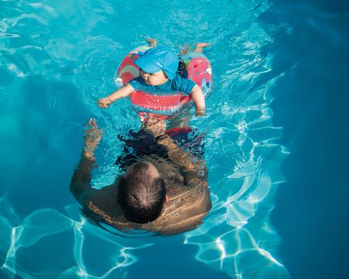 Brassard ou gilet de natation : quel matériel pour votre enfant ?