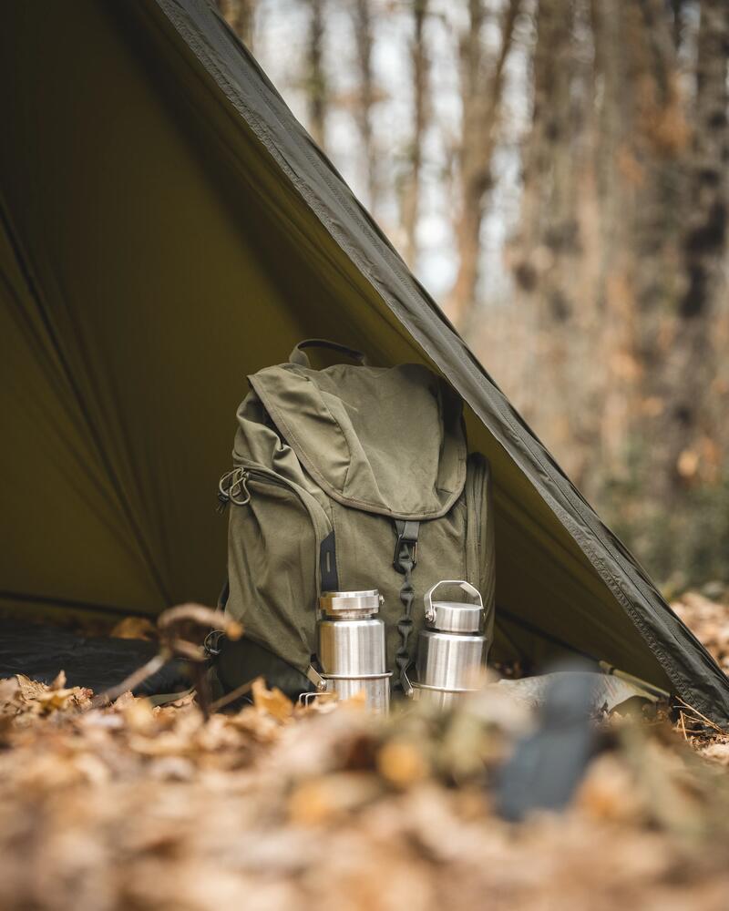 Ein Rucksack steht auf dem Waldboden unter einem Tarp