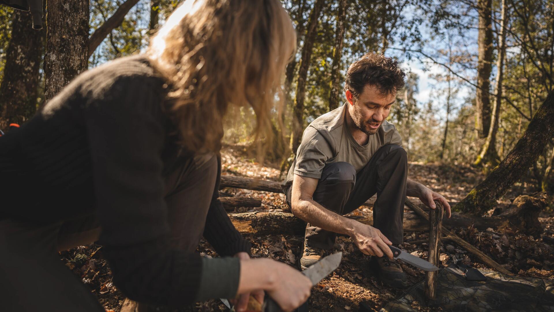 Kobieta i mężczyzna używający noży do lasu w celu obróbki drewna