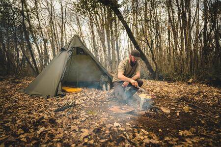 Un bushcrafteur dans les bois - Solognac