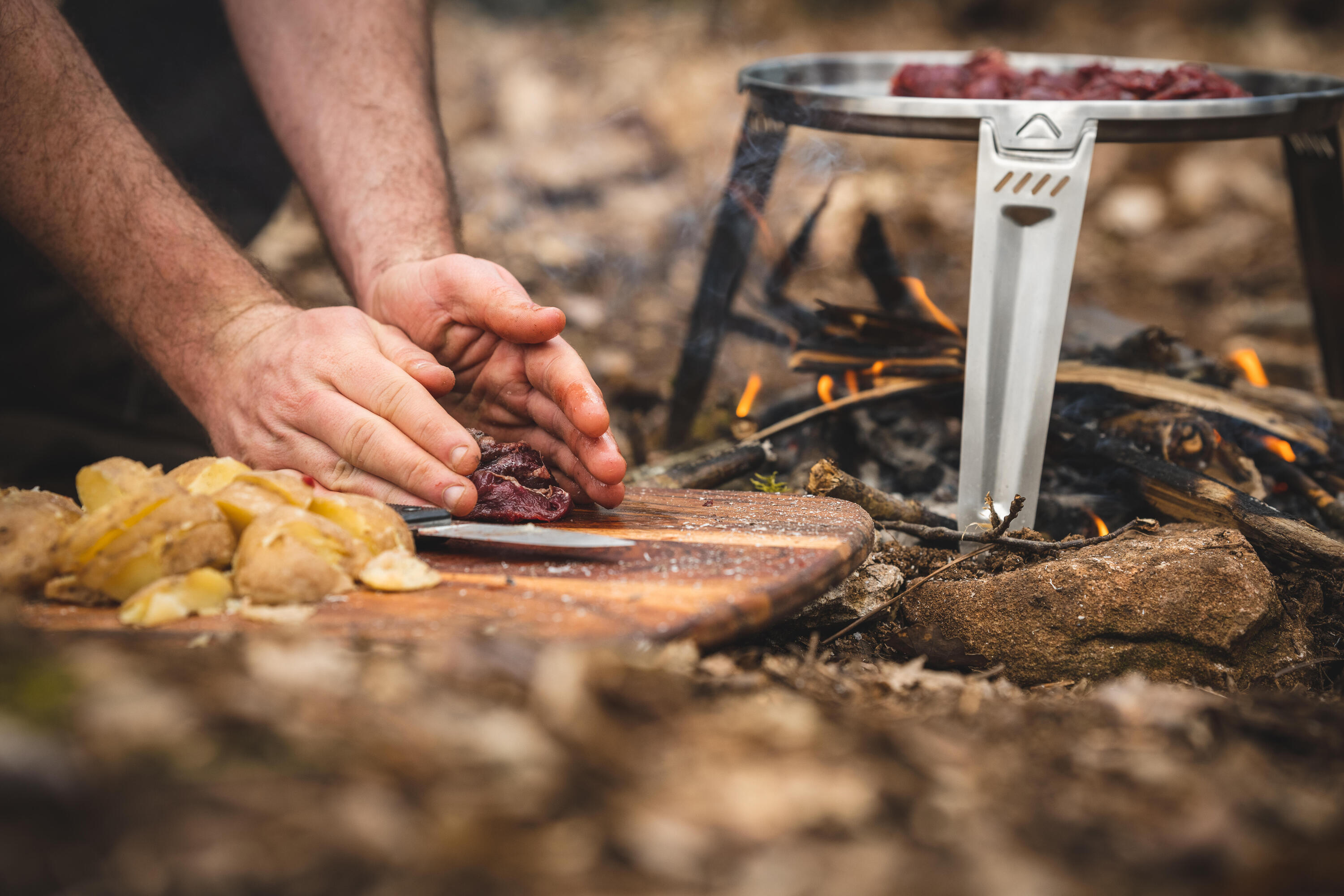 Plancha en acier inoxydable sur trépied 30 cm pour cuisson sur feu - Bushcraft 8/13