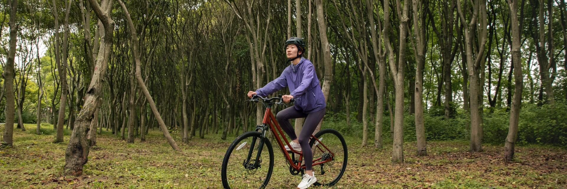 Kobieta jadąca na wycieczkę rowerową po Wrocławiu