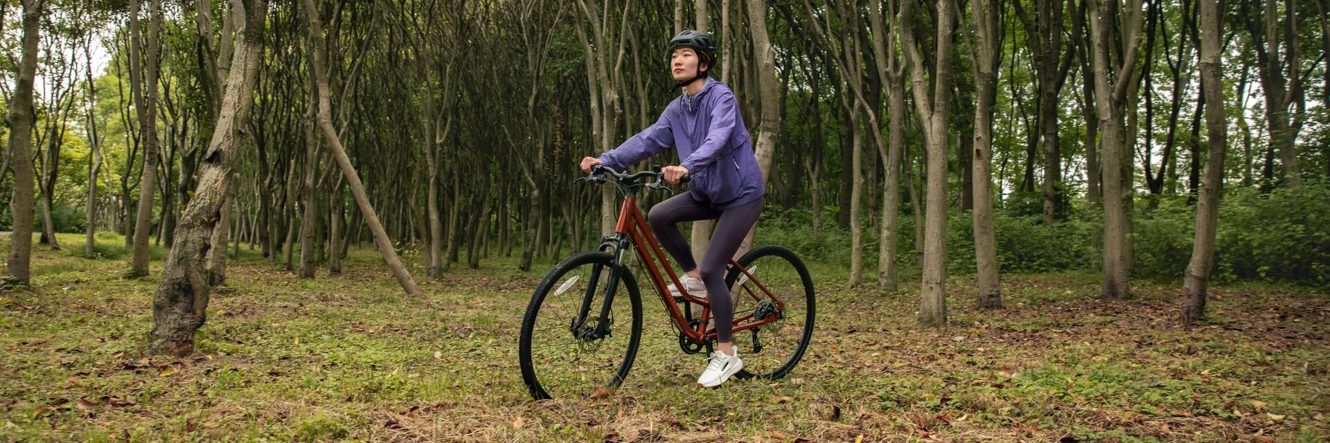 Kobieta jadąca na rowerze