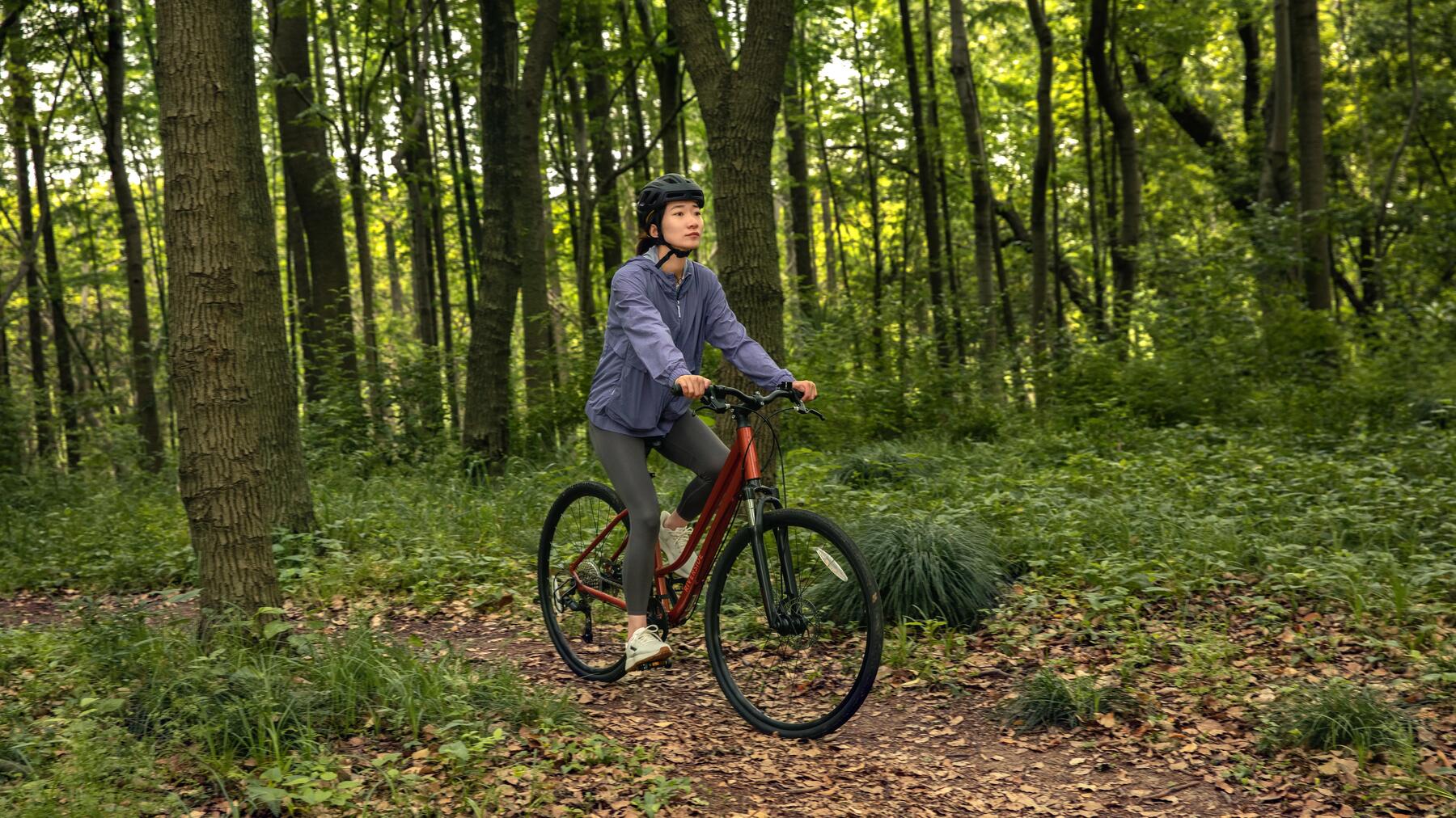Kobieta jadąca na rowerze trekkingowym po Bieszczadach