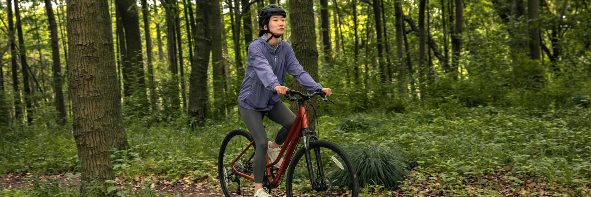 Kobieta jadąca na rowerze trekkingowym po Bieszczadach