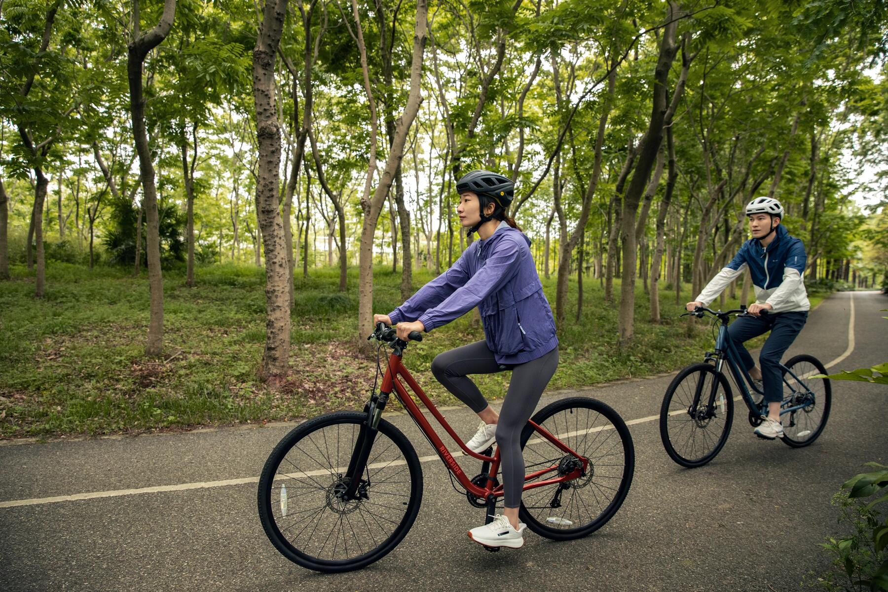 Kobieta i mężczyzna jadący na rowerach trekkingowych z odpowiednio napompowanymi kołami