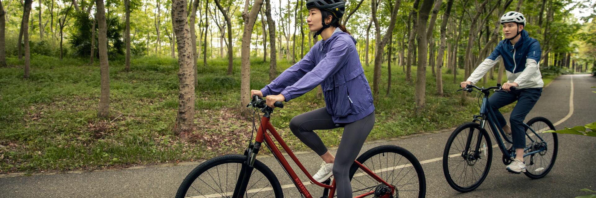 Kobiety jadące na rowerach trekkingowych