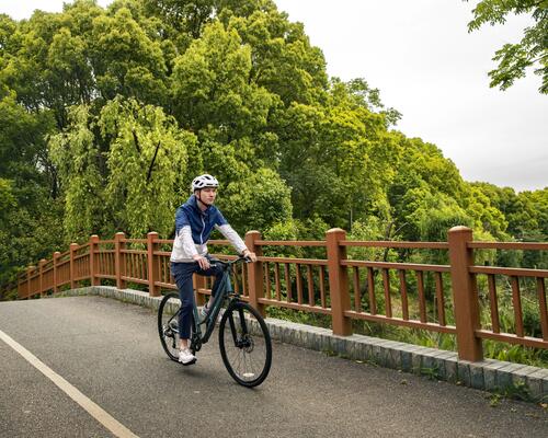 Mężczyzna jadący na rowerze trekkingowym