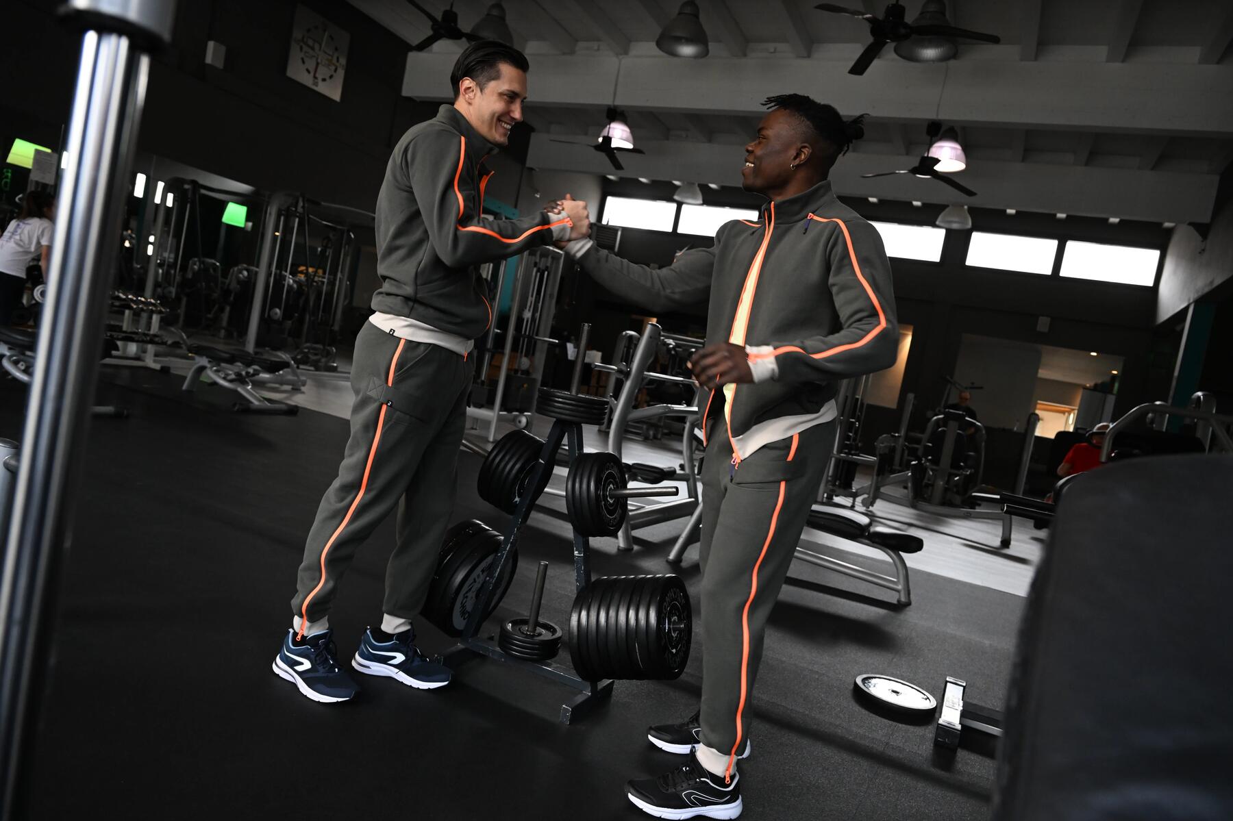 hombres en el gimnasio
