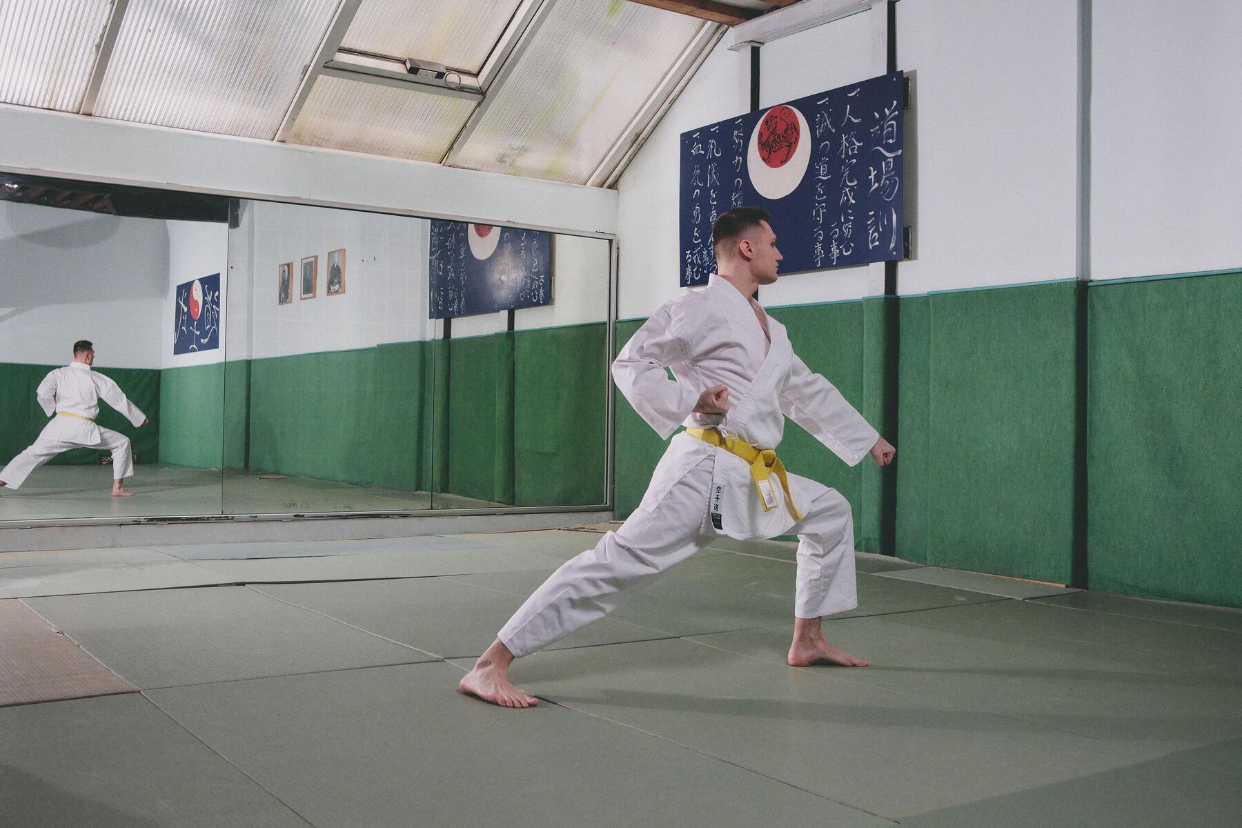 Mężczyzna trenujący karate