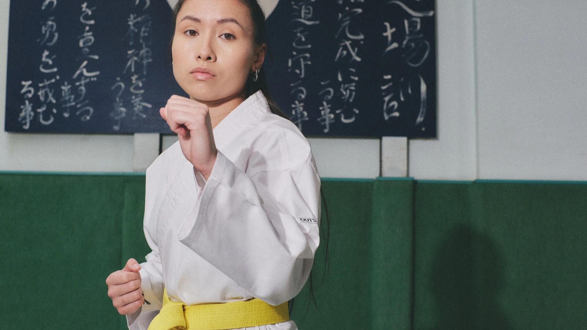 kobieta ubrana w kimono do trenowania karate
