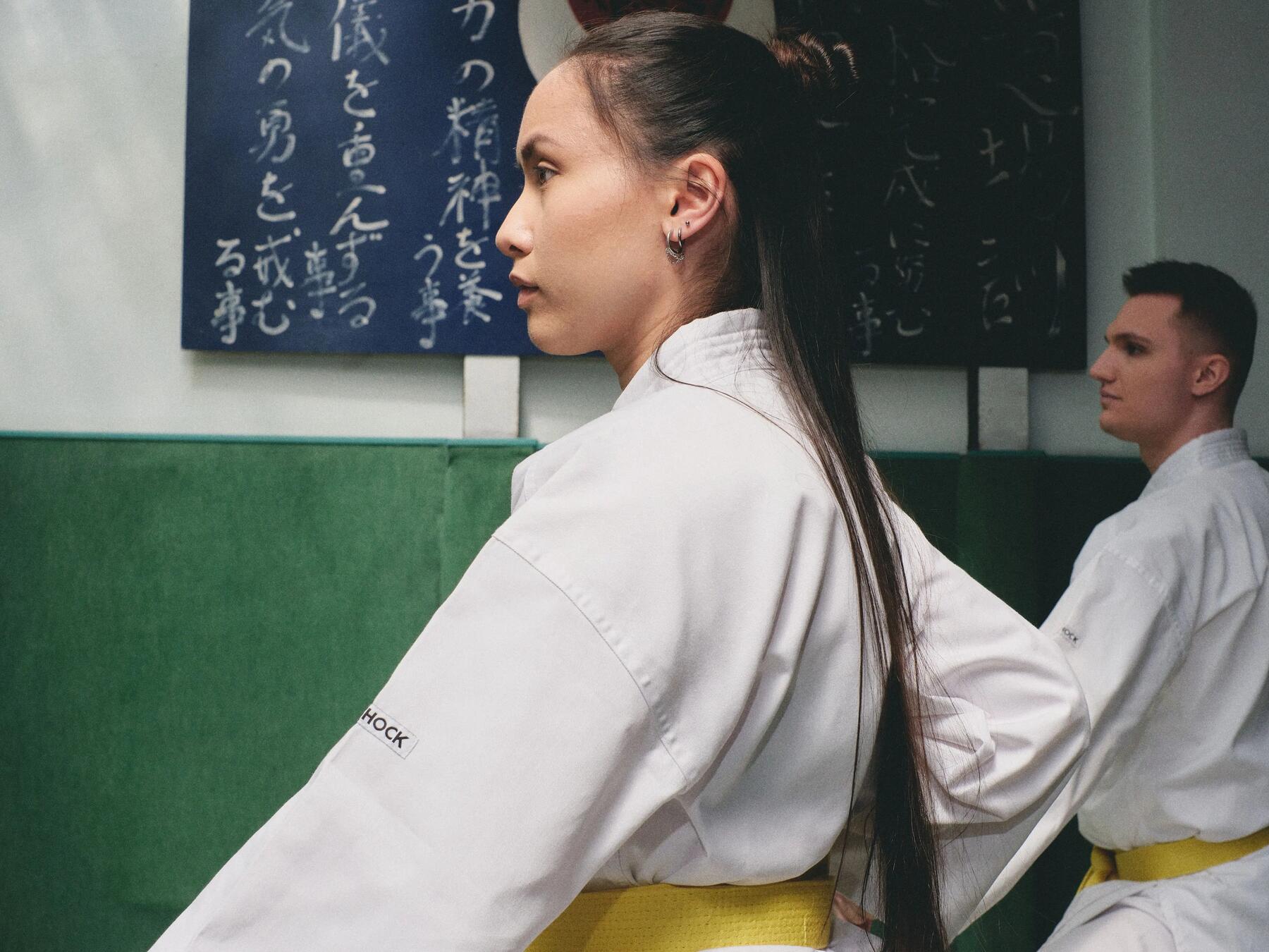 kobieta i mężczyzna ubrani w stroje karate