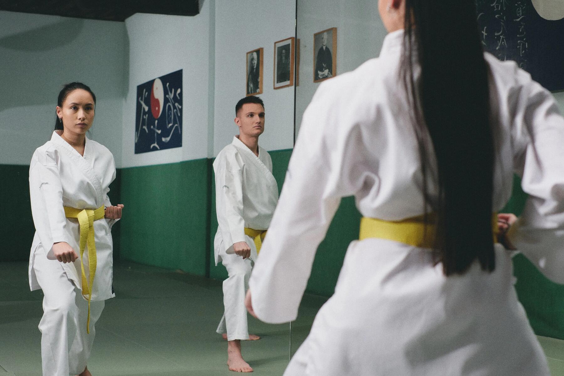 Grupa ludzi trenująca z trenerką Shaolin kung fu