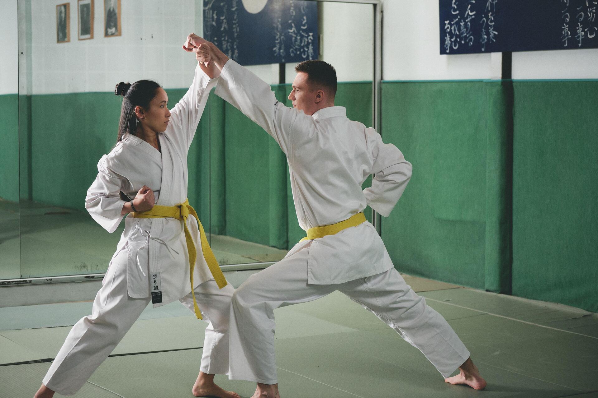 Kobieta i mężczyzna ćwiczący judo