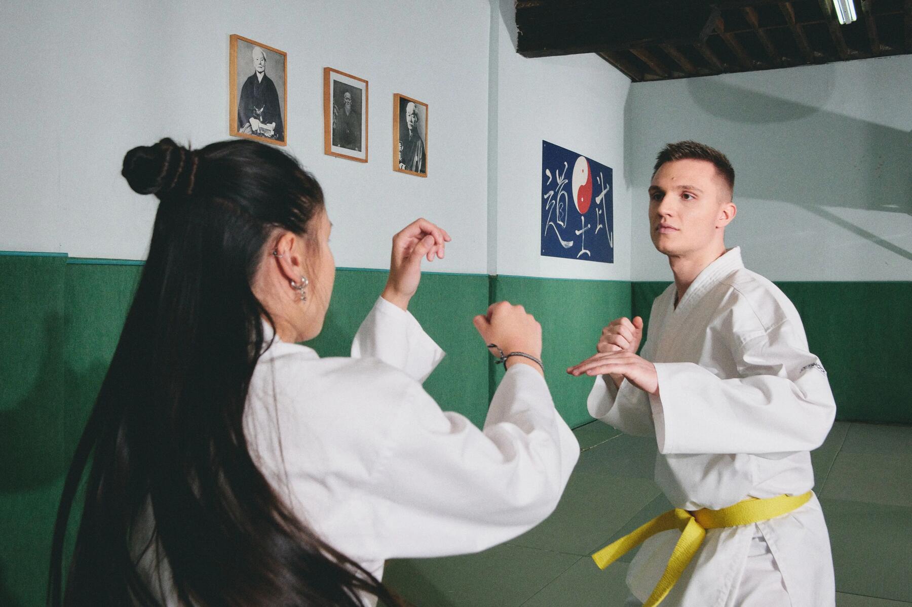 Kobieta z mężczyznom trenujący na sali Shaolin kung fu