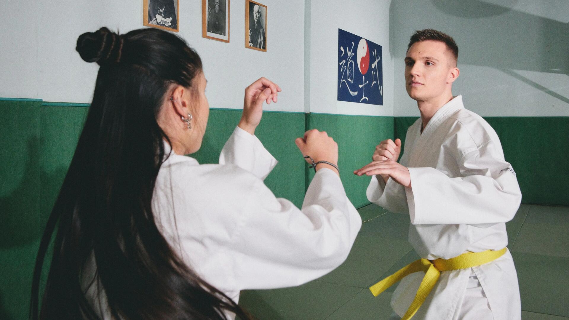 Mężczyzna i kobieta walczący w strojach do karate