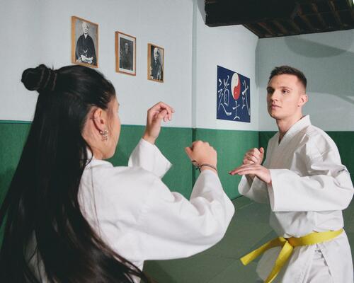 Kobieta i mężczyzna trenujący kung fu