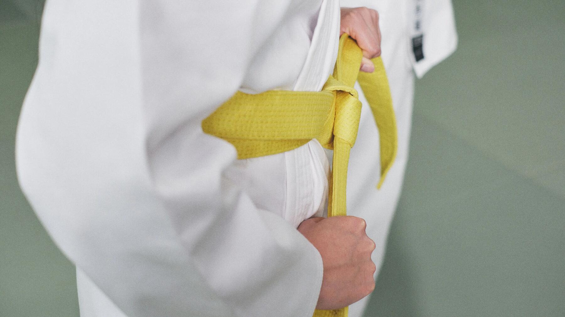 Nahaufnahme einer weißen Karate-Jacke mit einem gelben Gürtel