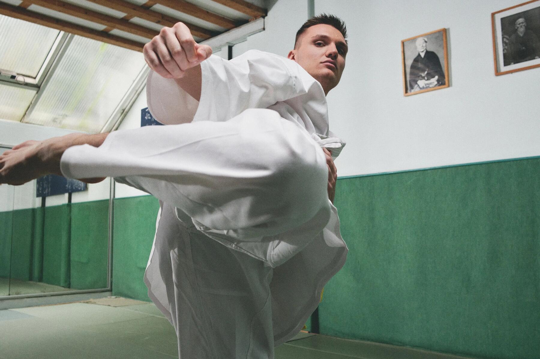 Mężczyzna trenujący sambo militarne na sali treningowej