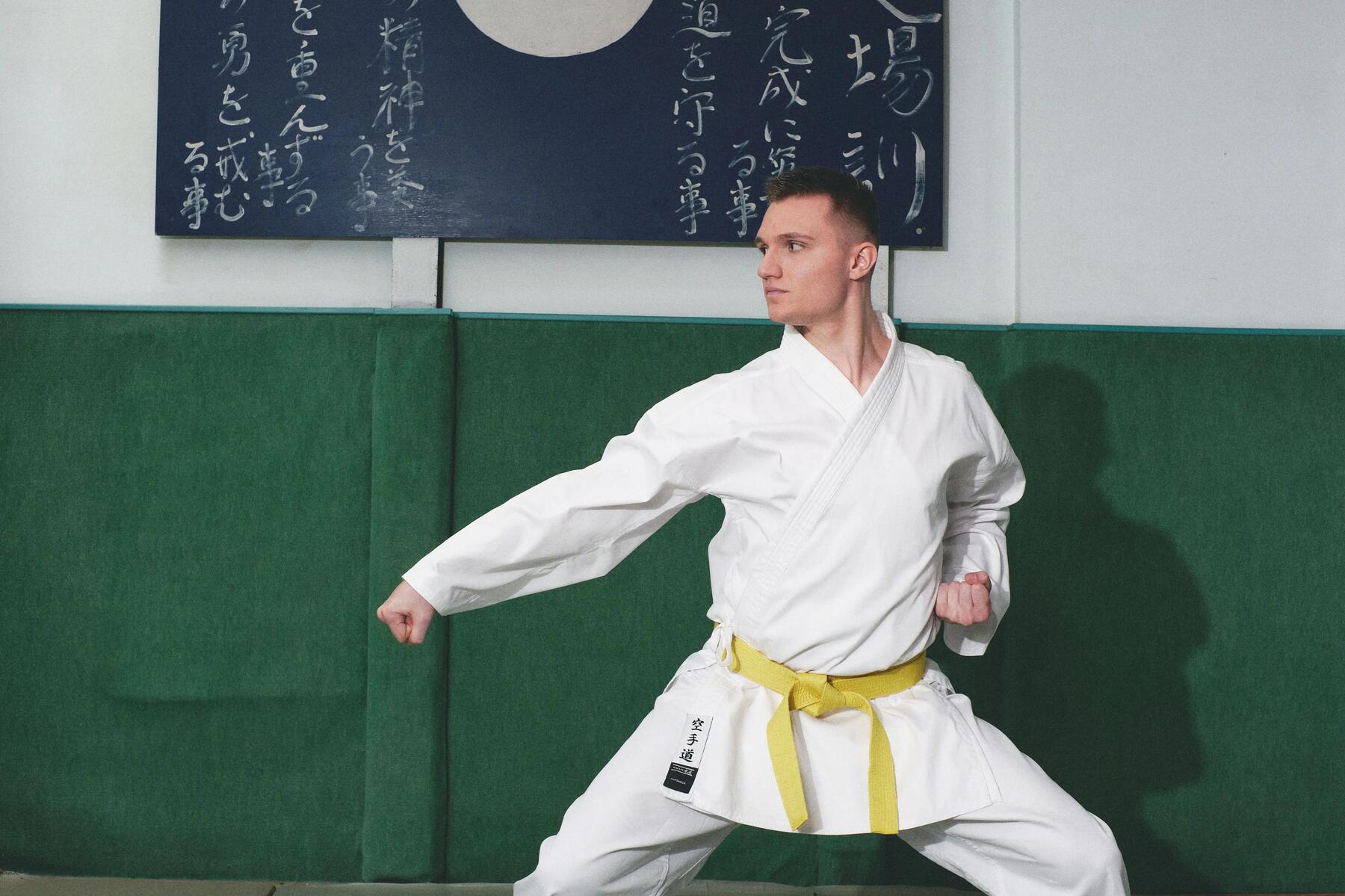 Zawodnik trenujący techniki karate na treningu