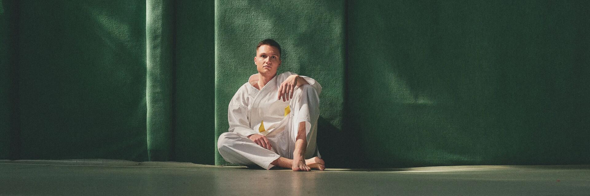 Mężczyzna z poprawnie zawiązanym pasem do karate