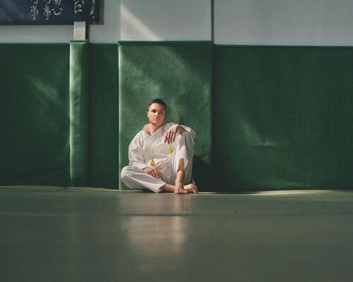 Mężczyzna z poprawnie zawiązanym pasem do karate