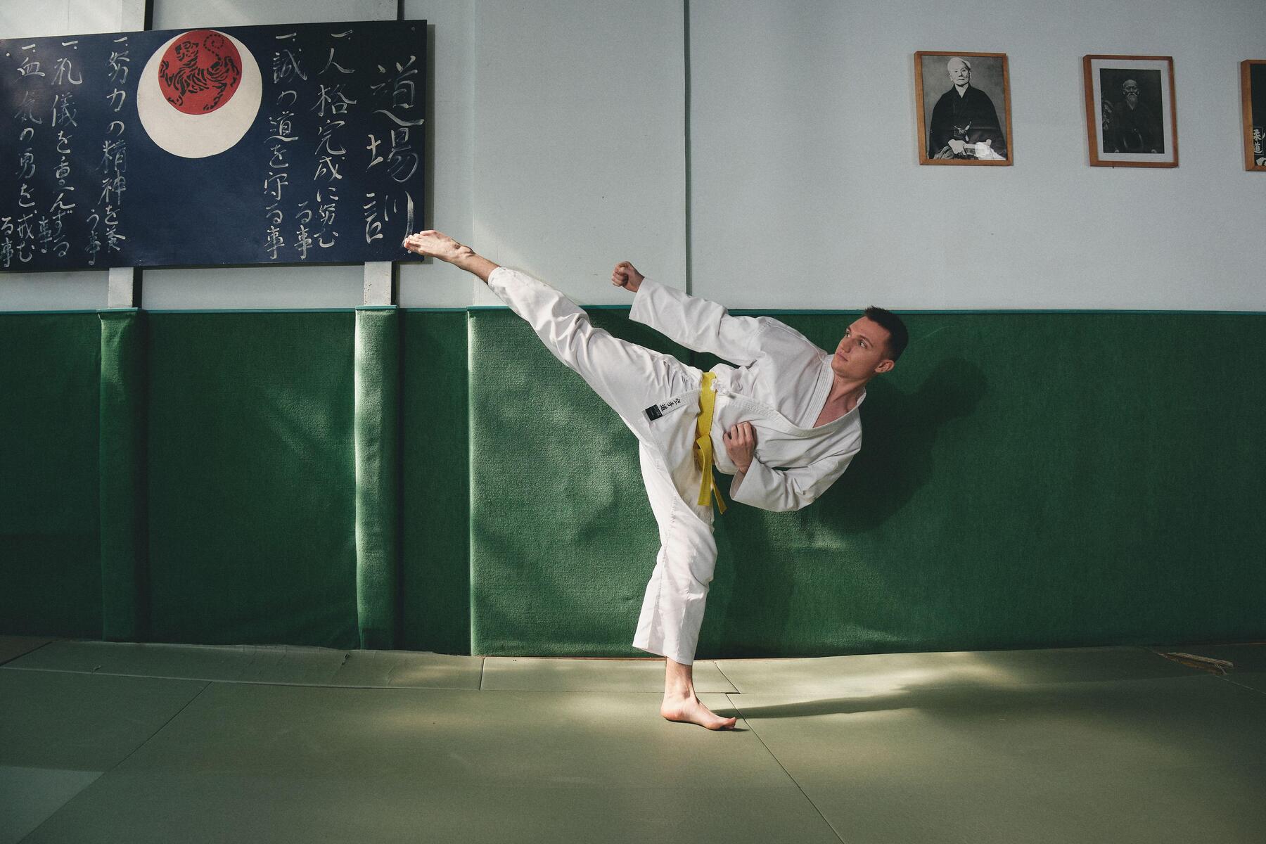 Mężczyzna trenujący karate