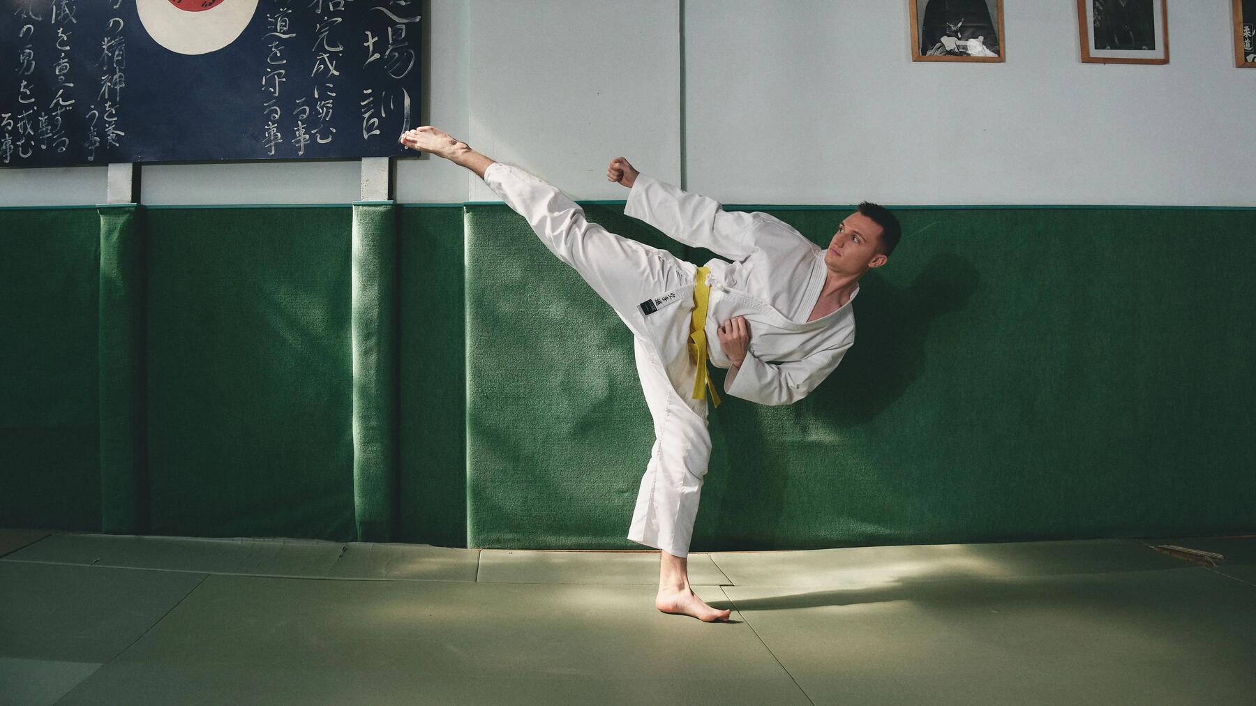 Mężczyzna trenujący kung fu na sali