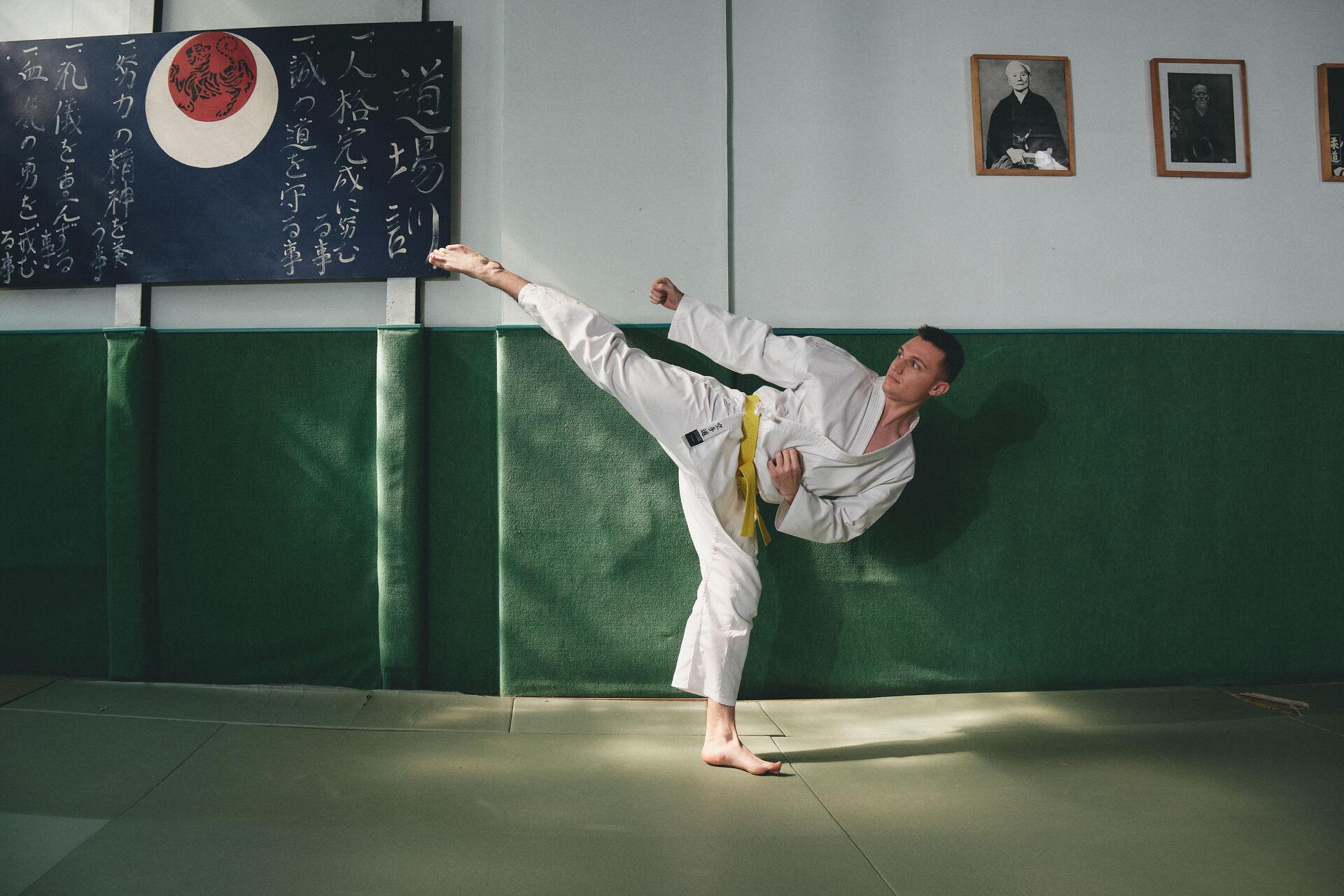 Mężczyzna ćwiczący karate 