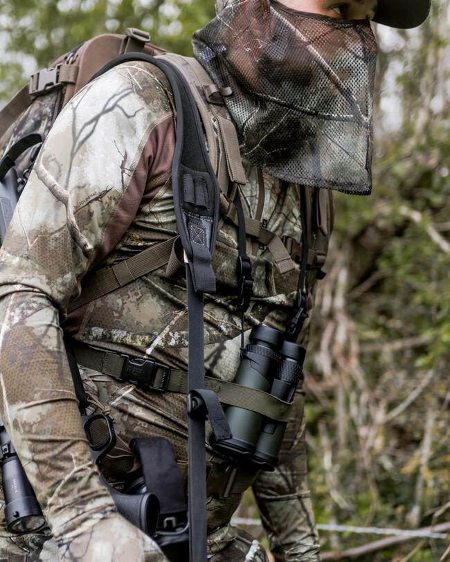 Une chaussure de chasse en action aux pieds d'un chasseur dans les bois
