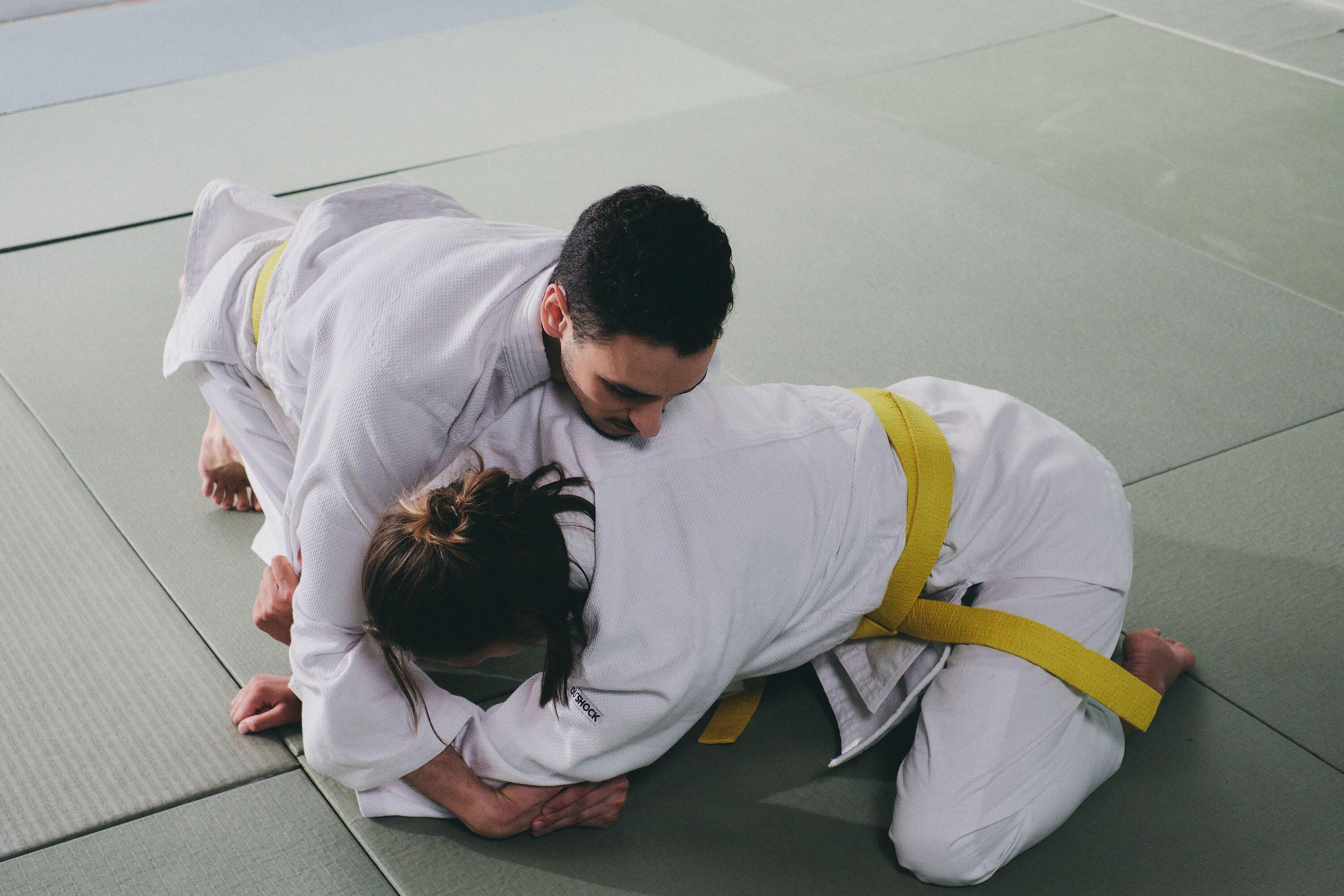 kobieta i mężczyzna trenujący judo